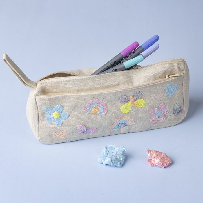 Pennal dekorert med glitter clay