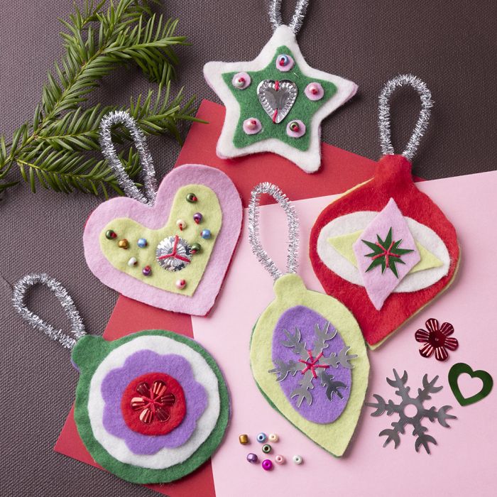 Juledekorasjoner med filt, perler og paljetter
