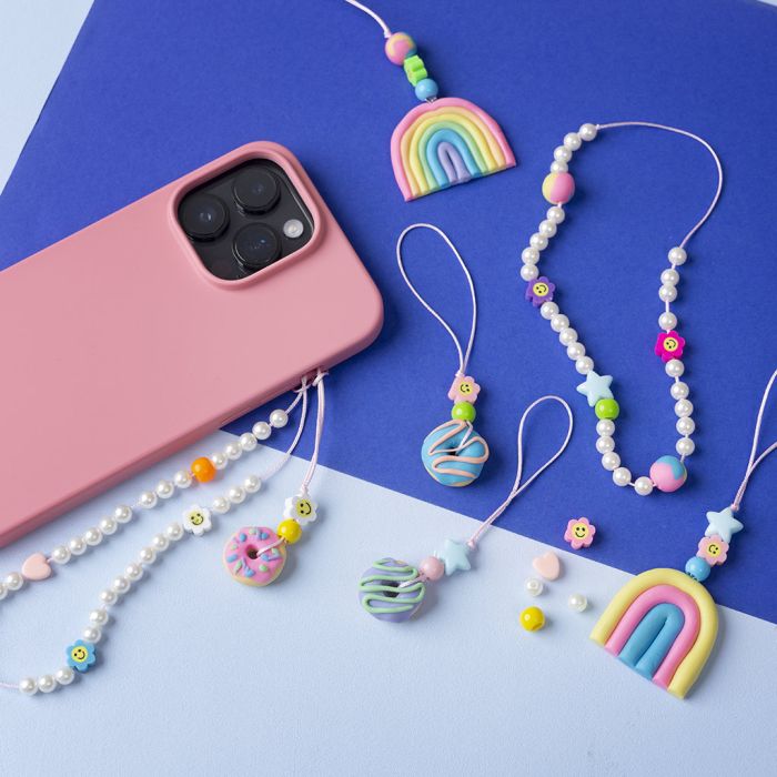 Mobile charms med perler og figurer