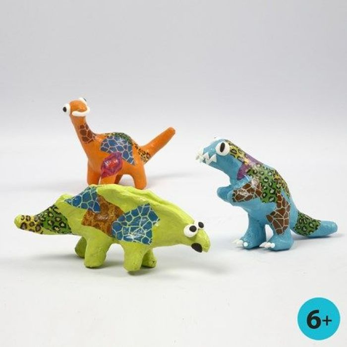 Dinosaur av pappmache, malt og dekorert med decoupagepapir