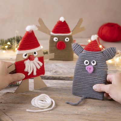 Julefigurer laget av pappesker og garn