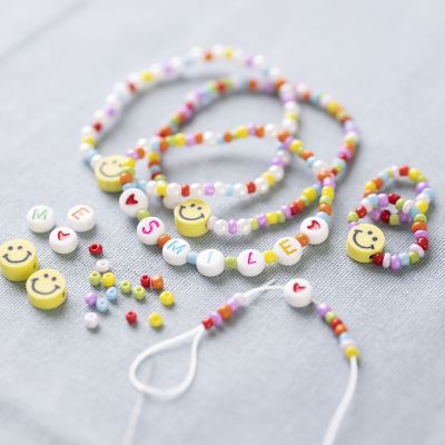Armb&aring;nd og ringer med bokstavperler og smiley-perler