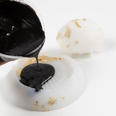 Slik støper du med svart resin-støping