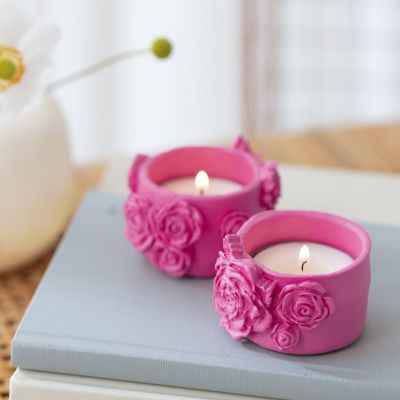 Telysholdere med detaljerte blomster