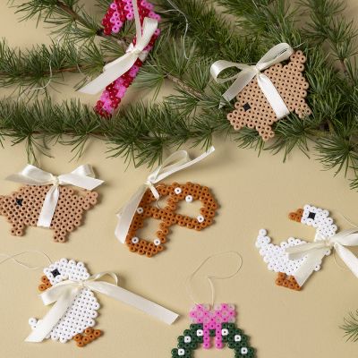 Hengende julepynt laget av rørperler