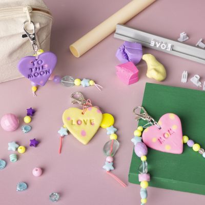 Søte charms med leire og perler