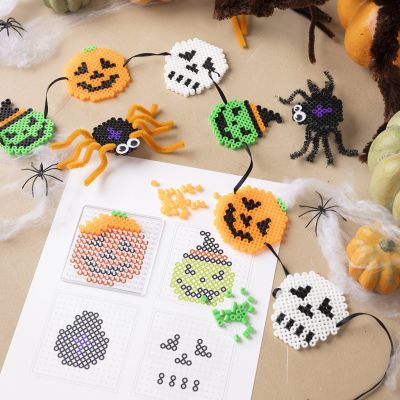 Halloween-figurer laget med rørperler