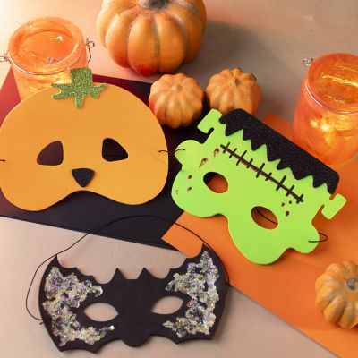 Halloween-masker av mosgummi