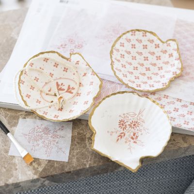 Sj&oslash;skjell dekorert med decoupage og gulltusj 