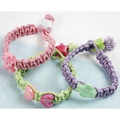 Knyttet pastellarmbånd