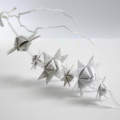 Guirlander av flettede stjerner med pyramideform