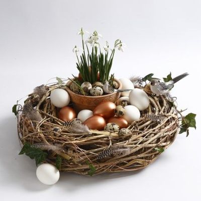 Krans av greiner, pyntet med fugl, fj&aelig;r og egg