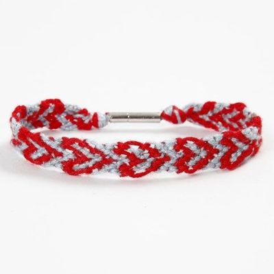 Vennskapsarmbånd av broderigarn med hjertemønster