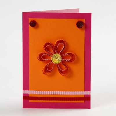 Kort med blomst og pynt av papir-filigran/quilling