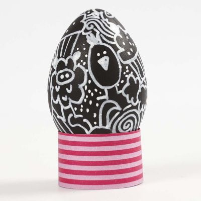 Doodling på egg av svart plast