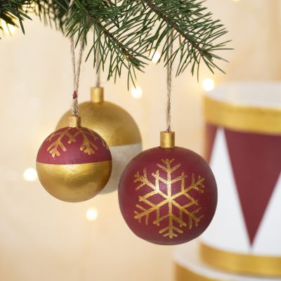 Julekuler av tre dekorert med hobbymaling og hobbymaling på tusj