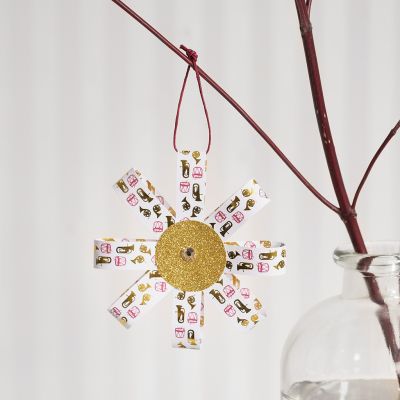 Oppheng av stjernestrimler og glitterpapir