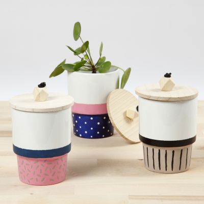 Krus dekorert med porcelensmaling og lokk med treperle