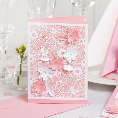 Invitasjon med blondekartong og utstansede blomster med 3D effekt