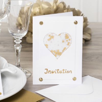 Invitasjon pyntet med hjerte av pergamentpapir