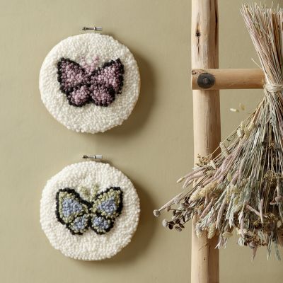 Sommerfugl i broderiramme med punch needle