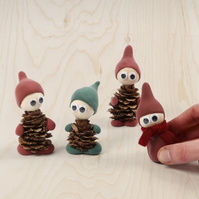 Nisser laget av grankongler og Silk Clay