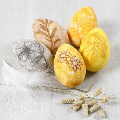 Mal blomster p&aring; egg med akvarell