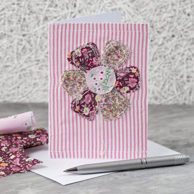 Kort med påsydd blomstermotiv av stoff
