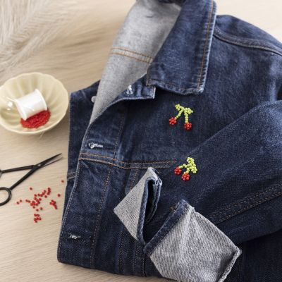 Perlebroderte kirseb&aelig;r p&aring; denimjakke