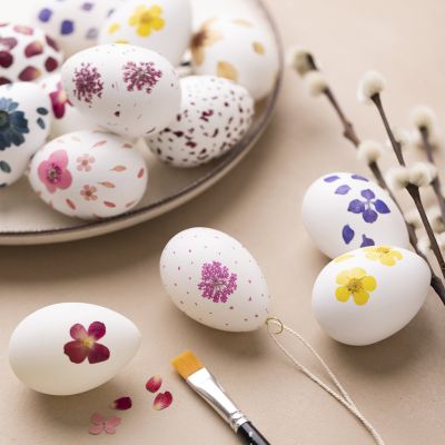 Egg dekorert med pressede og t&oslash;rkede blomster