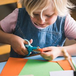 Fiskars barnesaks med aktivitetsbok