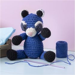 DIY Kit Amigurumi, Vaskebjørn, svart, blå, 1 pk.